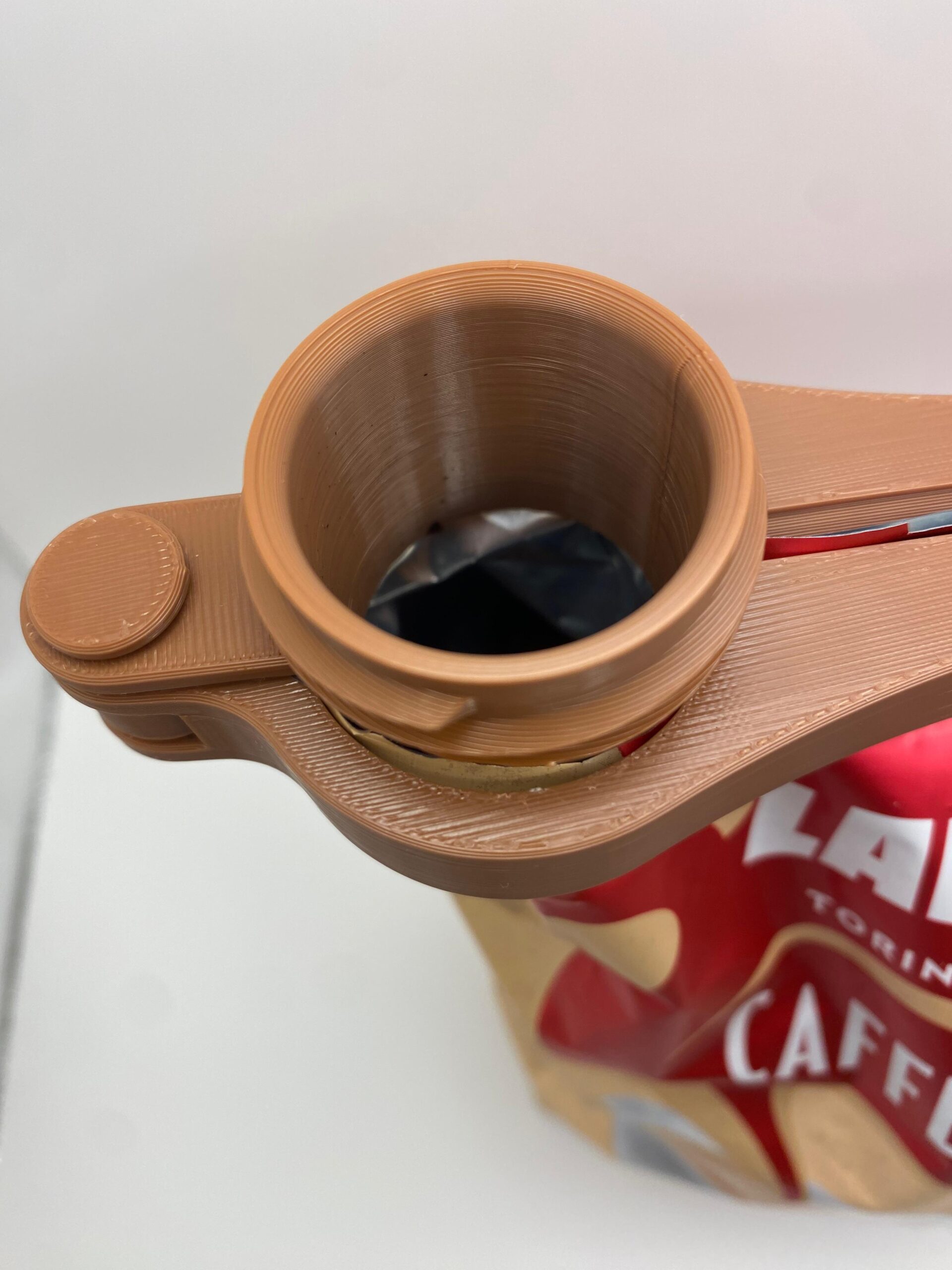 Kaffeetütenverschluss mit Schraubausgießer – Bild 4